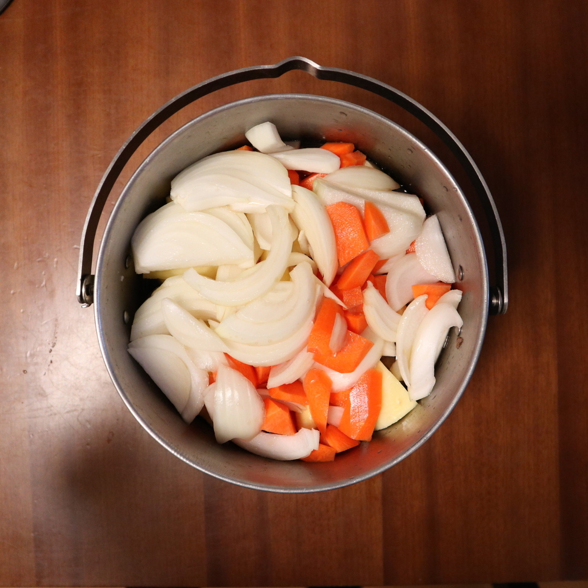 肉じゃがの材料をすべて切って鍋に入れたところ