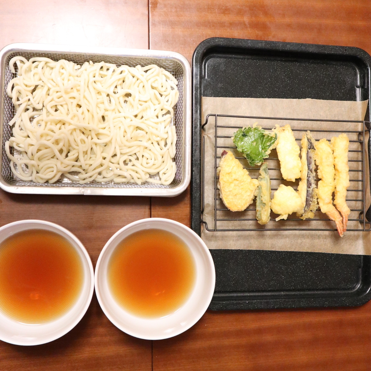 天板に乗せた天ぷら、ゆでめん、つゆ