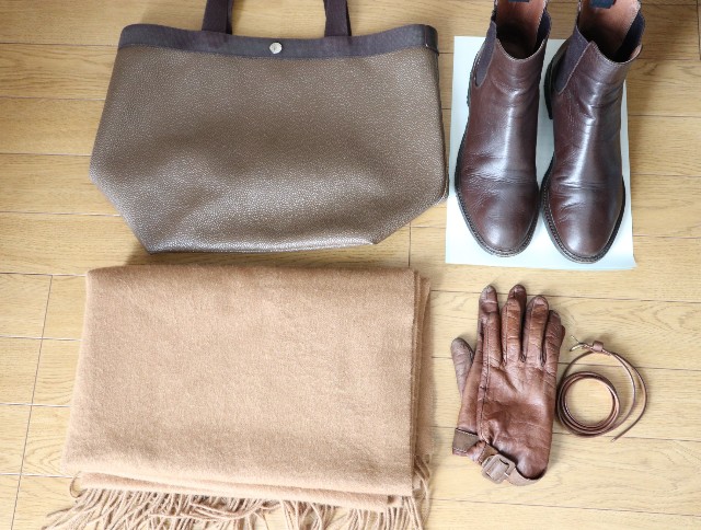 女性ミニマリストの通勤服_茶色の小物（バッグ、ブーツ、ストール、手袋、ベルト）の写真