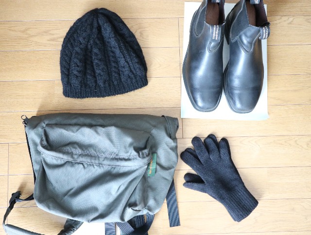 黒い帽子、ブーツ、リュック、手袋