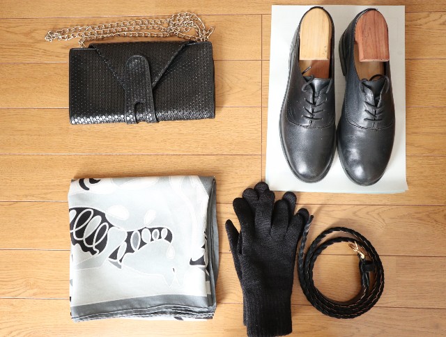 黒のミニバッグ、靴、手袋、ベルト、モノトーンスカーフ