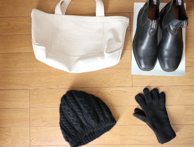 白バッグと黒小物（サイドゴアブーツ、ニット帽、手袋）