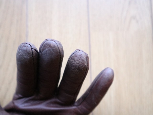 ラナパーの使い方③茶色い革手袋の指先。色が剥げている写真