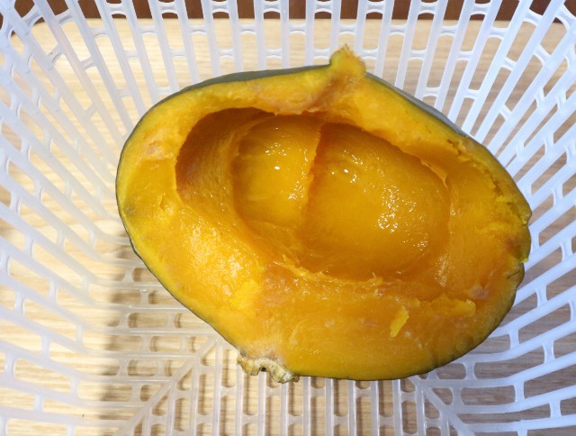 蒸した後の、かごに入ったかぼちゃ
