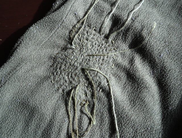 ズボンの裏側に複数の糸が出ている写真