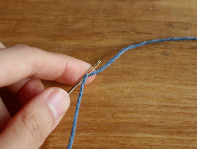 毛糸を通した針の写真