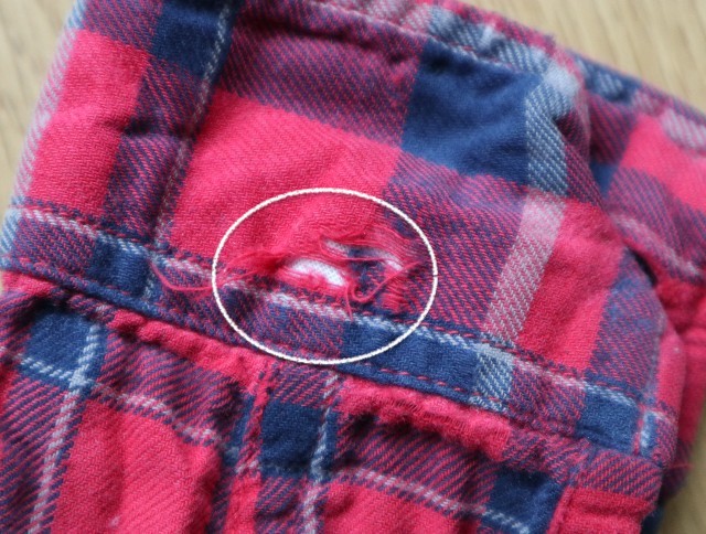 擦り切れたシャツの袖口の写真(補修前)