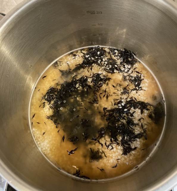 ティファール圧力鍋で作った炊き込みご飯　ひじきの写真