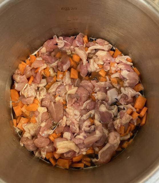 ティファール圧力鍋で作った炊き込みご飯　鶏肉の写真