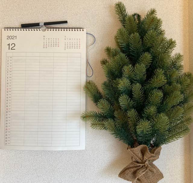 壁掛けクリスマスツリーとカレンダーの写真＿ミニマリストおすすめ