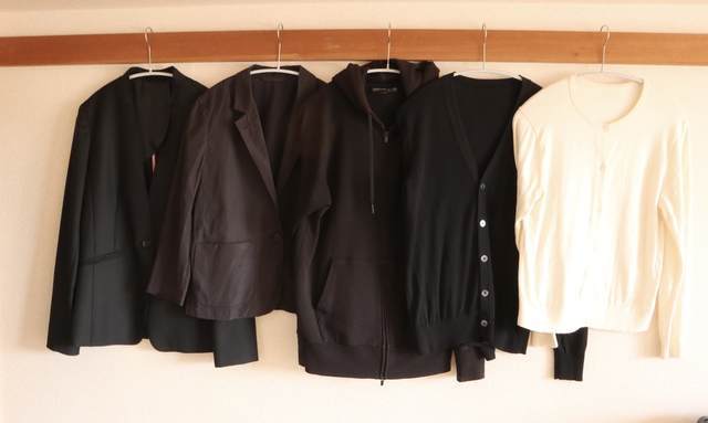 ミニマリストの服- 女性40代-ジャケット類5着の写真